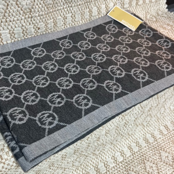 Michael kors scarf - Picture 1 of 2